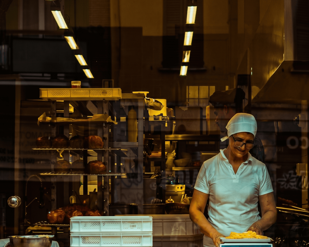 persona elaborando pan en una panaderia